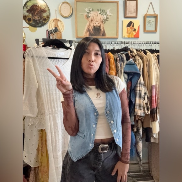 🌼💛 ASHLEY IS LIVE 💛🌼 *Like this listing to be notified* - Picture 3 of 4